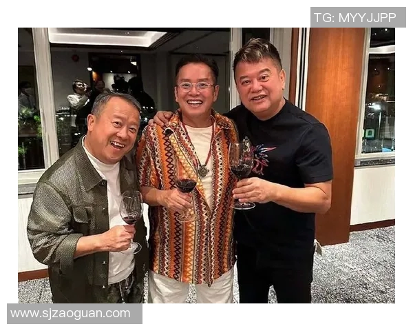 曾志伟与足球明星亲密合影展现友谊与激情的瞬间 曾志伟与足球明星亲密合影展现友谊与激情的瞬间