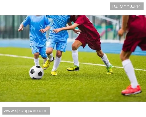 新疆男孩展现足球才华如同国际明星引人瞩目 新疆男孩展现足球才华如同国际明星引人瞩目