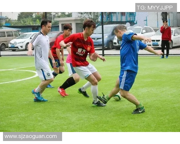 赵本山携众星共聚足球赛场展现球技激情与幽默交融的精彩瞬间 赵本山携众星共聚足球赛场展现球技激情与幽默交融的精彩瞬间